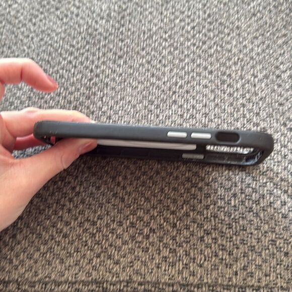 iPhone 12 otterbox case black - Picture 4 of 6